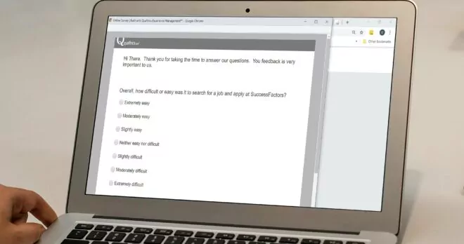Qualtrics-Fragebogen auf dem Laptop