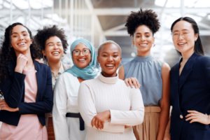 Diversity Management ist kein Trend, sondern eine strategische Notwendigkeit: Gelebte Vielfalt steigert Innovation, Mitarbeiterzufriedenheit und das Employer Branding. Voraussetzung dafür ist jedoch, dass Inklusion systematisch in die Unternehmenskultur integriert wird – nur so entfaltet sie ihr volles wirtschaftliches Potenzial.