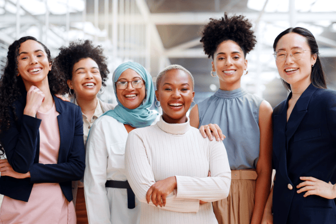 Diversity Management ist kein Trend, sondern eine strategische Notwendigkeit: Gelebte Vielfalt steigert Innovation, Mitarbeiterzufriedenheit und das Employer Branding. Voraussetzung dafür ist jedoch, dass Inklusion systematisch in die Unternehmenskultur integriert wird – nur so entfaltet sie ihr volles wirtschaftliches Potenzial.