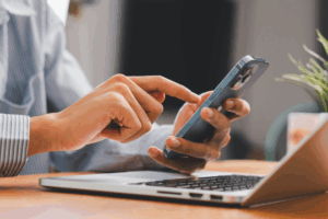 Mobiles HR Smartphone im Büro