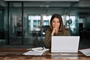 Frau am Laptop