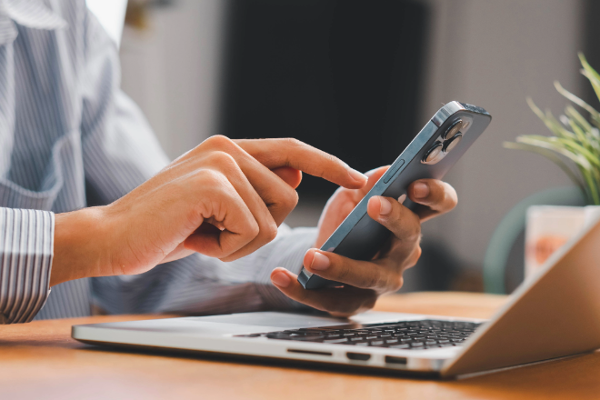 Mobiles HR Smartphone im Büro