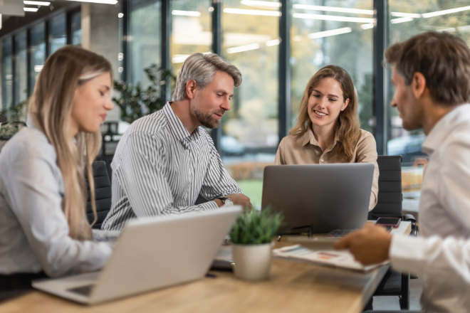 HR, Menschen arbeiten zusammen, Lohnsteuer 2026